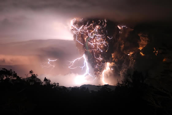 Thunderstorm and Chaiten volcanic plume, (C) 2008 UPI